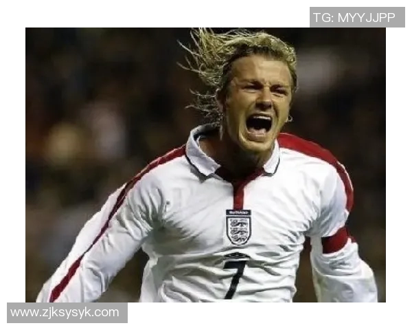 足球明星佩戴金色发箍的时尚瞬间展现独特魅力与个性风格